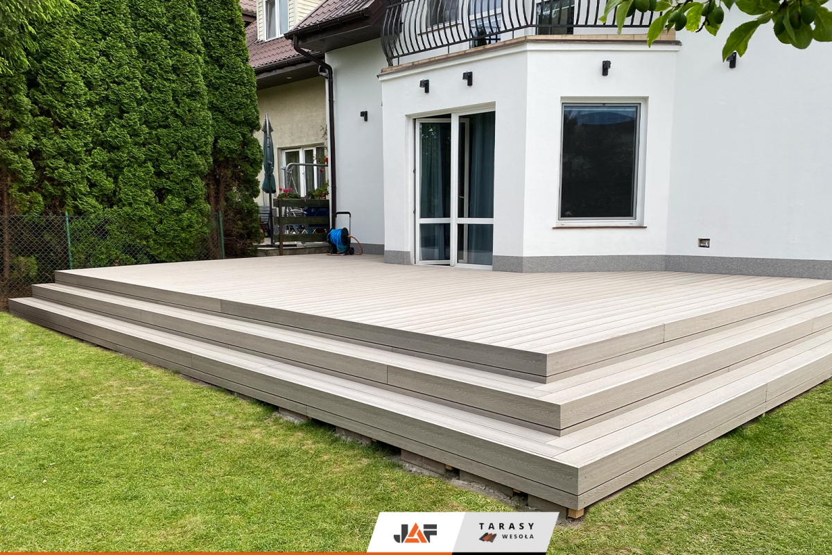 Тераса з цікаво оздобленими сходами, Міхаловіце, Польща