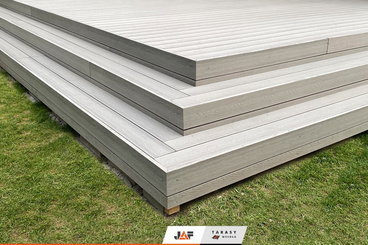 Тераса з цікаво оздобленими сходами, Міхаловіце, Польща